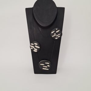 Collar negro mate de porcelana con rayas negras