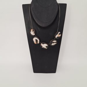 Collar figuras porcelana