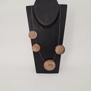 Collar largo asimétrico beige