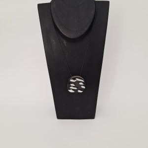 Collar negro brillante de porcelana con rayas blancas